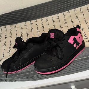 Pink DC court graffik youth 6.5/womens 7.5